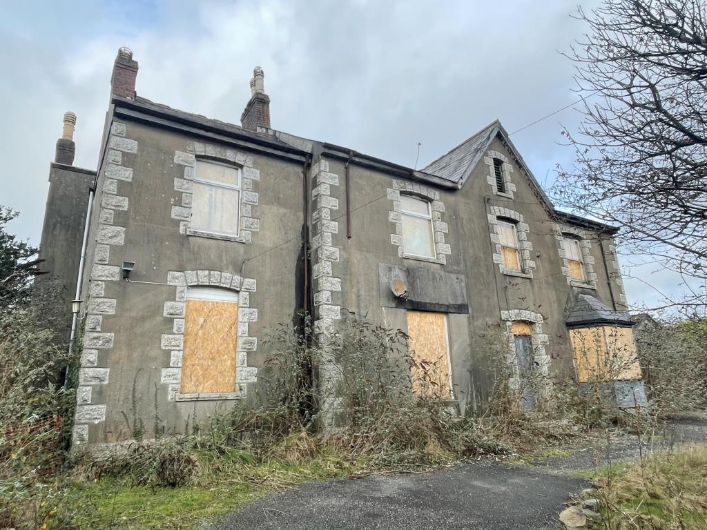 Lot: 125 - PAIR OF FOUR-BEDROOM HOUSES FOR IMPROVEMENT ON LARGE SITE OFFERING FURTHER POTENTIAL -